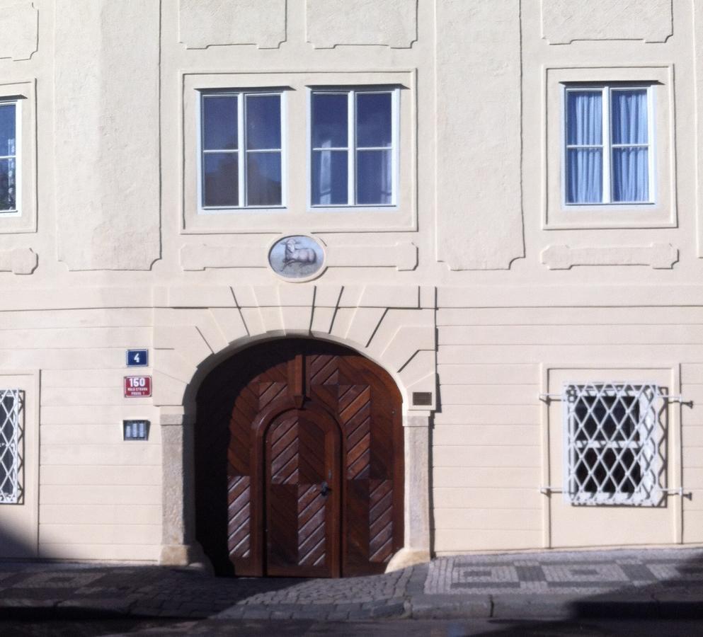 Apartment Dum U Cerneho Beranka Praha Bagian luar foto